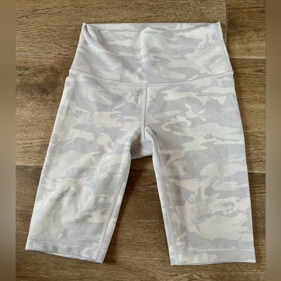 Lululemon Wunder Under Biker Shorts - Picture 1 of 4
